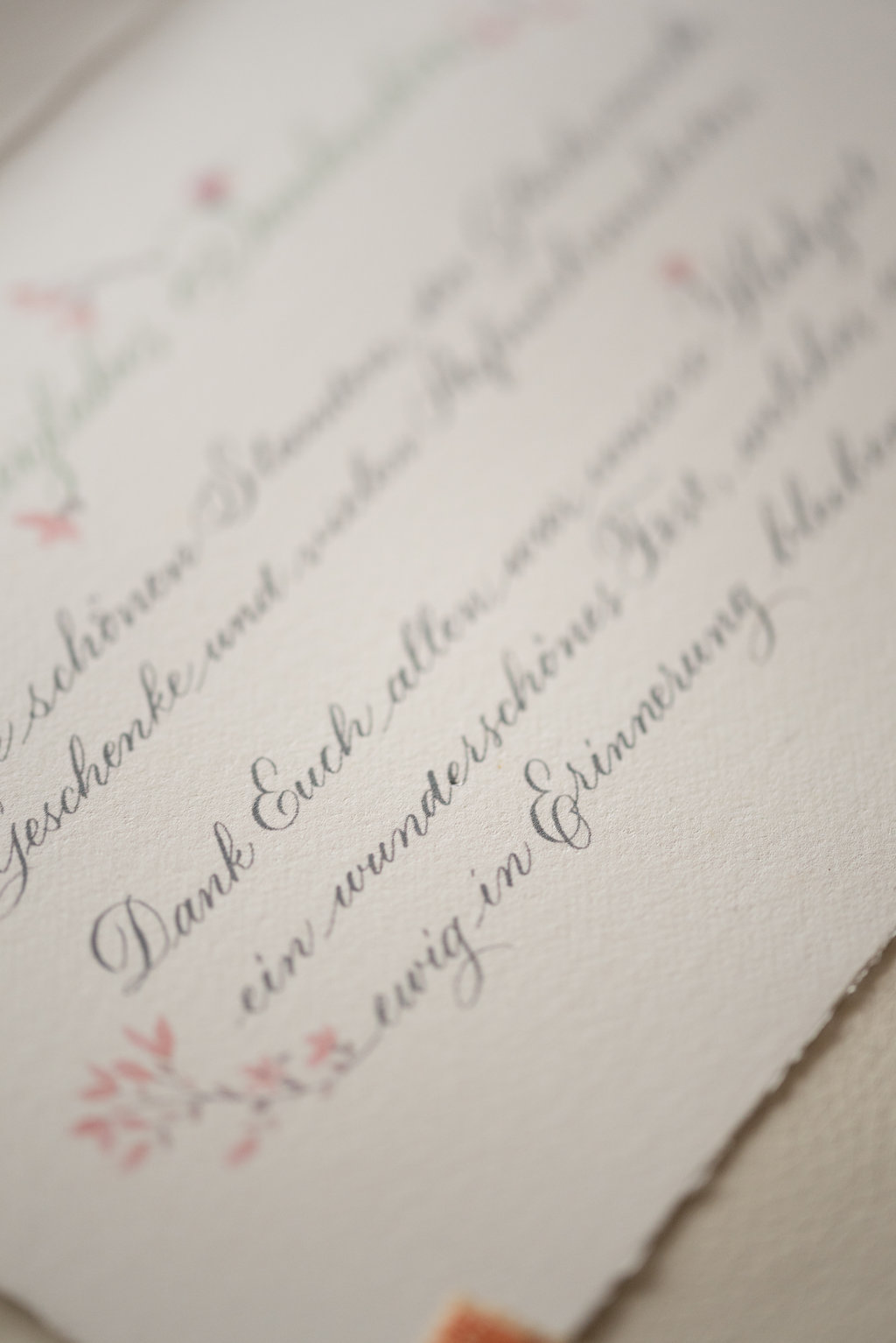 hochzeitspapeterie blumen kalligraphie