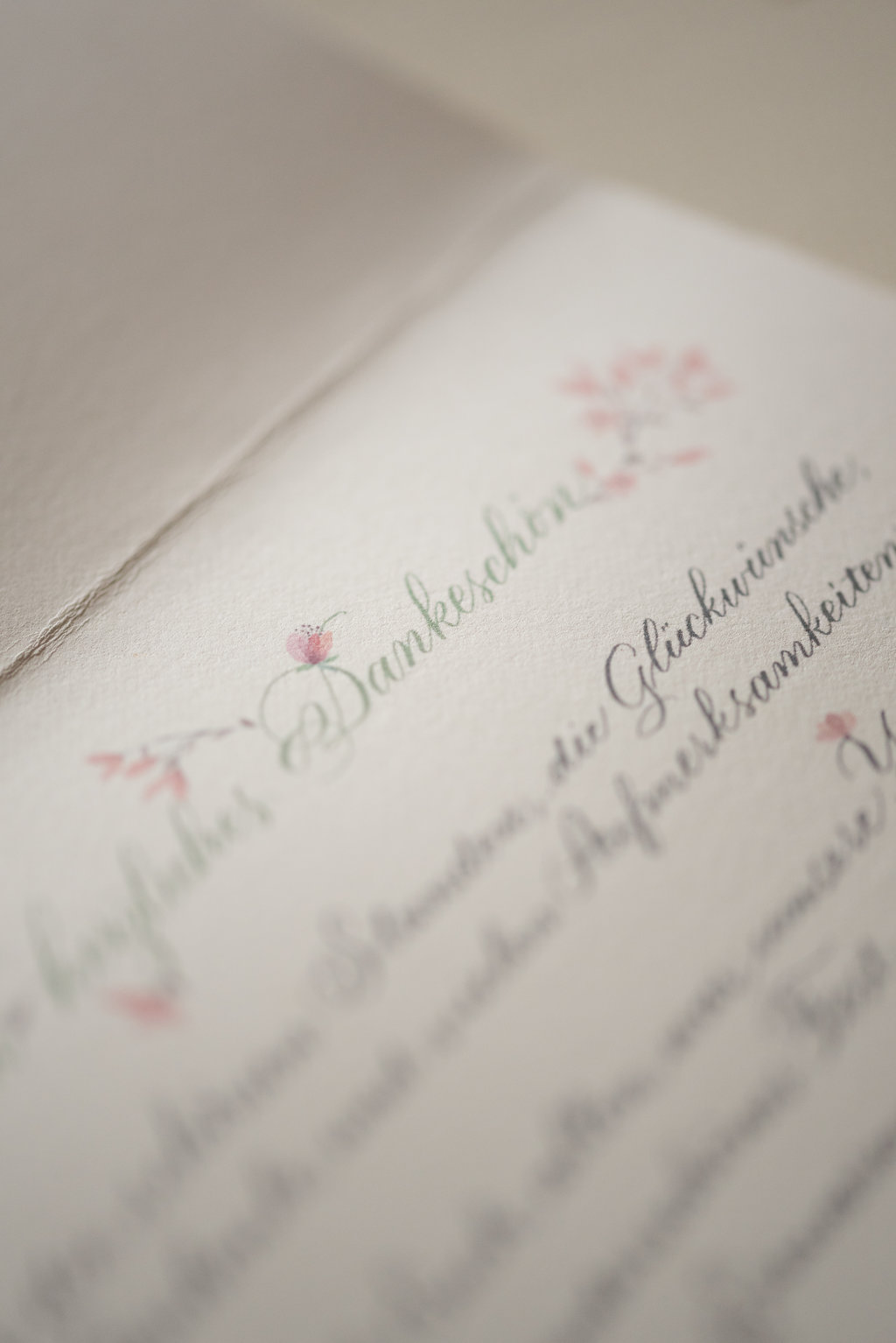 hochzeitspapeterie blumen kalligraphie